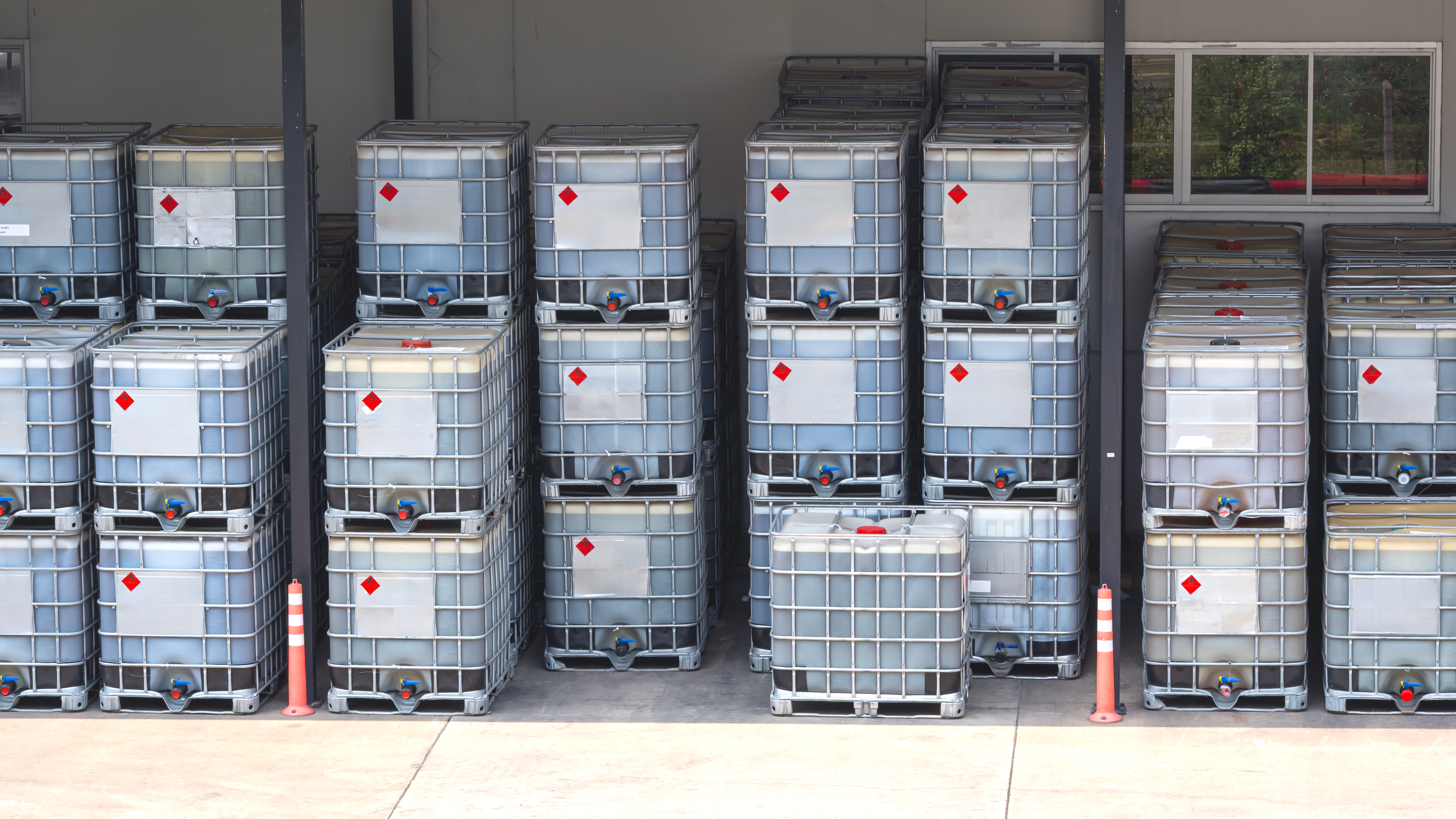 chemical-liquid-ibc-bulk-containers-in-front-of-wa-2026-01-09-10-25-42-utc