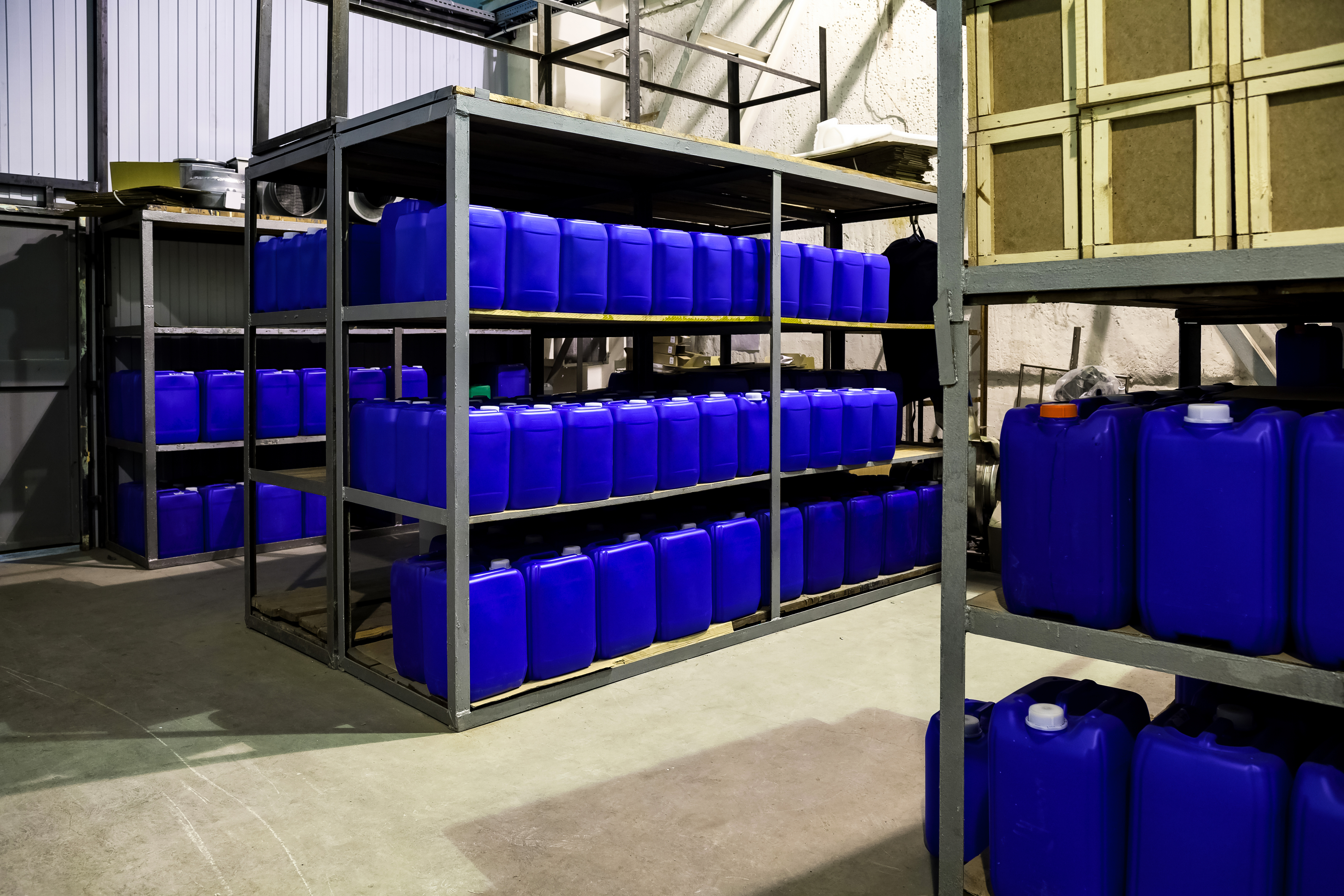 racks-of-liquid-container-stored-in-industry-wareh-2026-01-08-23-12-49-utc